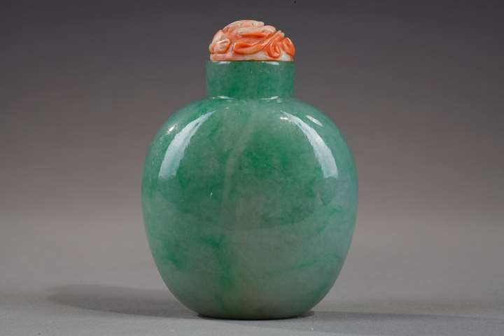 Snuff bottle jadeite apple green - stopper coral sculpted with a dragon